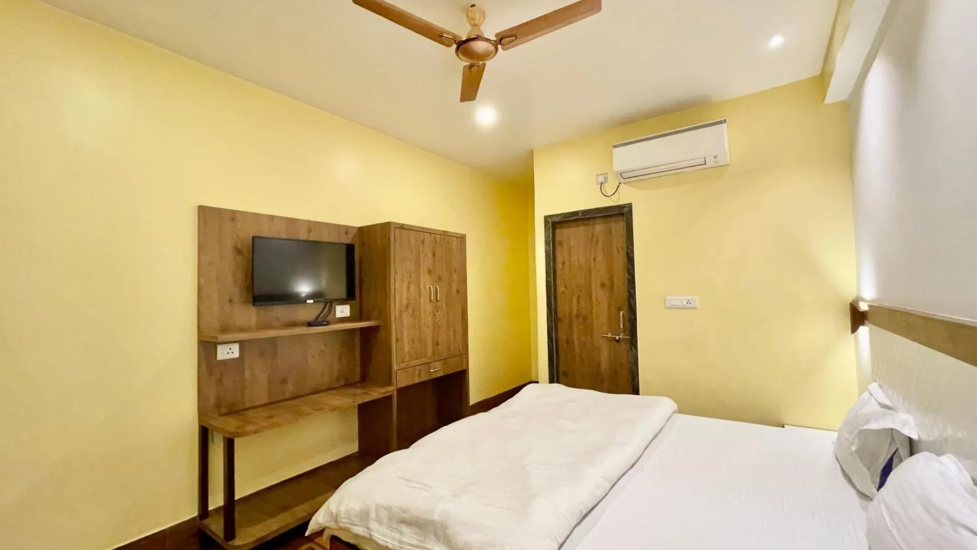 Hotel Shivam ! Varanasi होटल शिवम హోటల్ శివం ஹோட்டல் சிவம் Foreigner'S Choice ! Fully Air-Conditioned Hotel With Lift & Parking Availability, Near Kashi Vishwanath Temple, And Ganga Ghat, Best Hotel In Varanasi 2