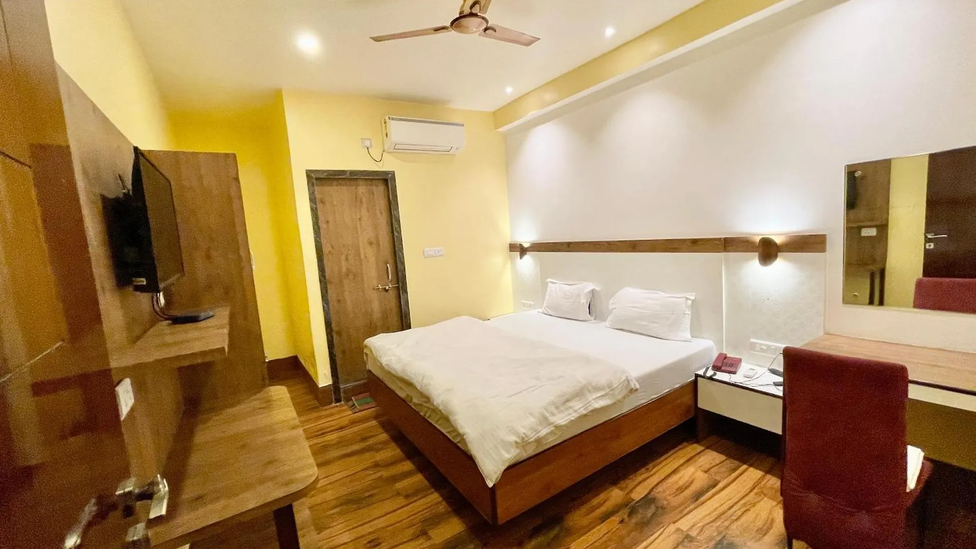 Hotel Shivam ! Varanasi होटल शिवम హోటల్ శివం ஹோட்டல் சிவம் Foreigner'S Choice ! Fully Air-Conditioned Hotel With Lift & Parking Availability, Near Kashi Vishwanath Temple, And Ganga Ghat, Best Hotel In Varanasi 2