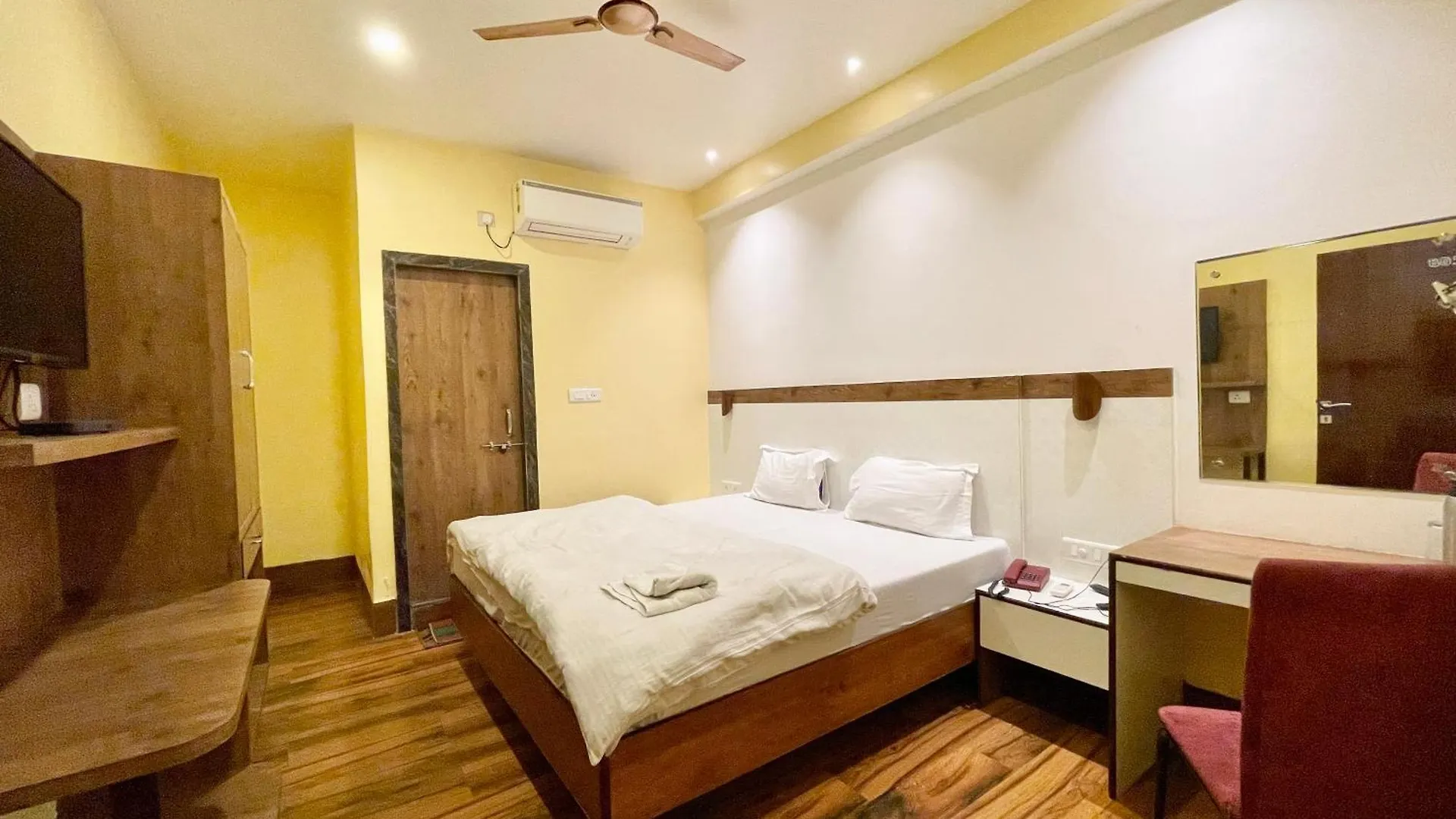 Hotel Shivam ! Varanasi होटल शिवम హోటల్ శివం ஹோட்டல் சிவம் Foreigner'S Choice ! Fully Air-Conditioned Hotel With Lift & Parking Availability, Near Kashi Vishwanath Temple, And Ganga Ghat, Best Hotel In Varanasi 2 India