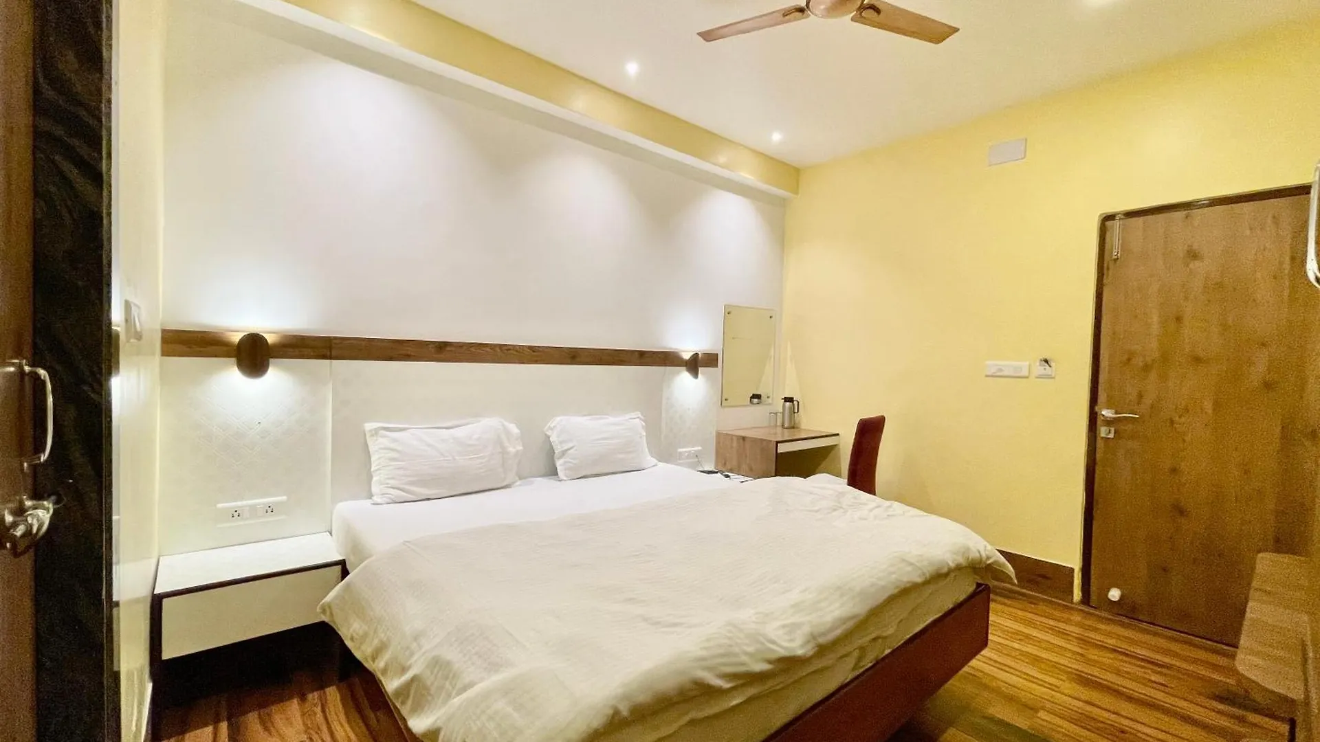 Hotel Shivam ! Varanasi होटल शिवम హోటల్ శివం ஹோட்டல் சிவம் Foreigner'S Choice ! Fully Air-Conditioned Hotel With Lift & Parking Availability, Near Kashi Vishwanath Temple, And Ganga Ghat, Best Hotel In Varanasi 2