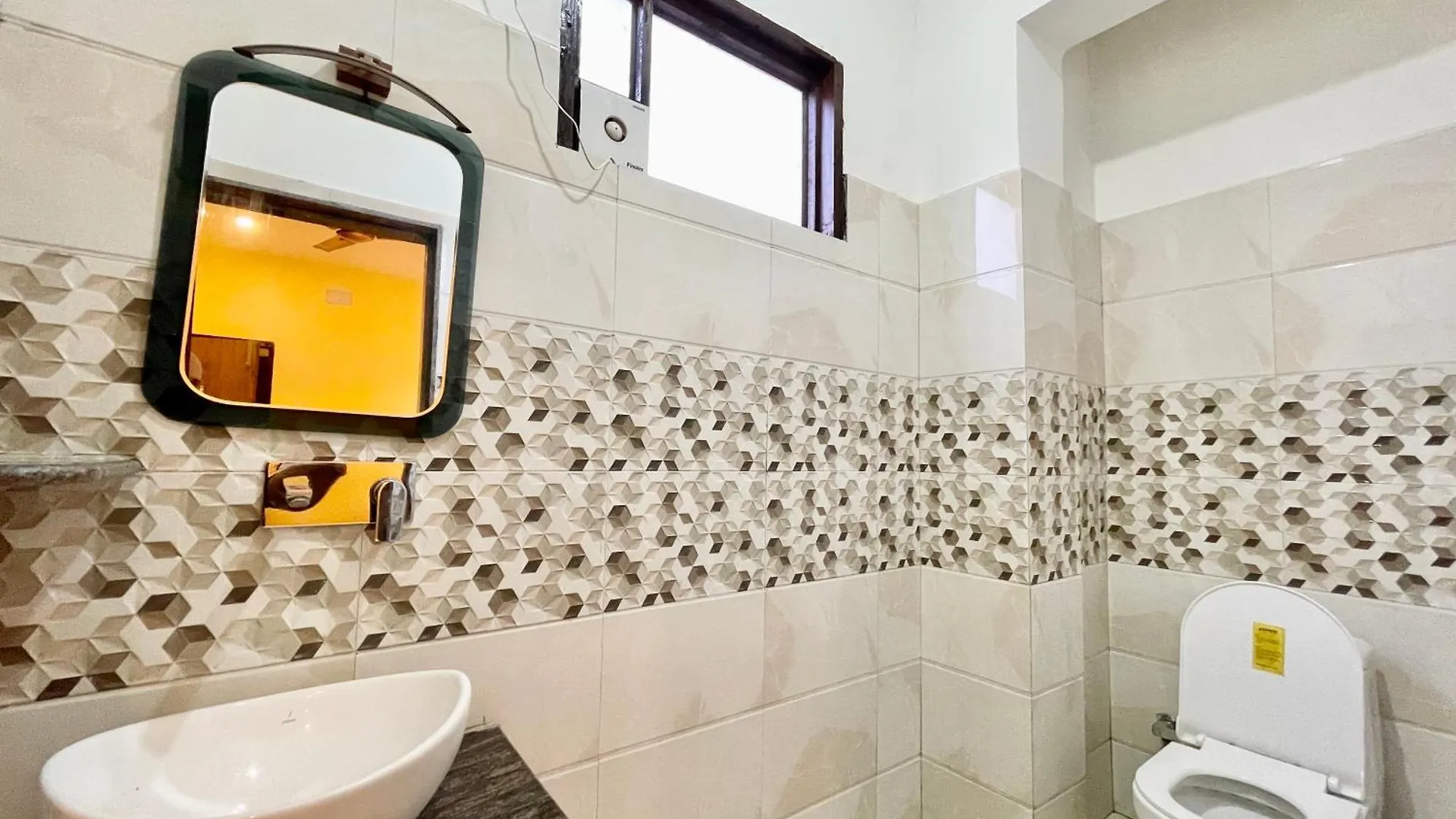Hotel Shivam ! Varanasi होटल शिवम హోటల్ శివం ஹோட்டல் சிவம் Foreigner'S Choice ! Fully Air-Conditioned Hotel With Lift & Parking Availability, Near Kashi Vishwanath Temple, And Ganga Ghat, Best Hotel In Varanasi 2
