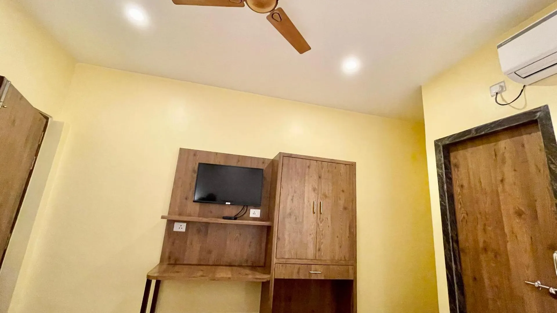 Hotel Shivam ! Varanasi होटल शिवम హోటల్ శివం ஹோட்டல் சிவம் Foreigner'S Choice ! Fully Air-Conditioned Hotel With Lift & Parking Availability, Near Kashi Vishwanath Temple, And Ganga Ghat, Best Hotel In Varanasi 2 4*,