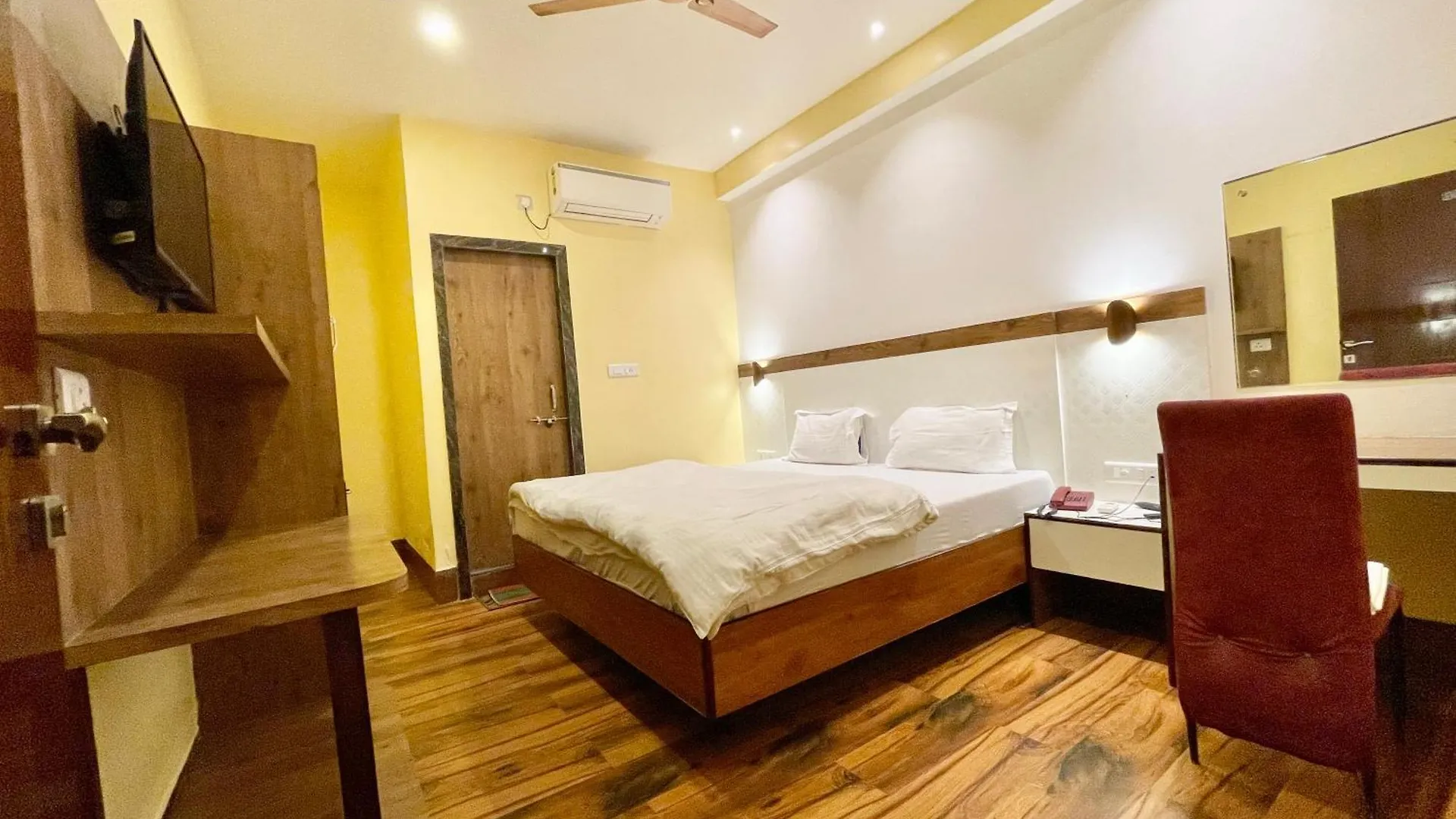 ****  Hotel Shivam ! Varanasi होटल शिवम హోటల్ శివం ஹோட்டல் சிவம் Foreigner'S Choice ! Fully Air-Conditioned Hotel With Lift & Parking Availability, Near Kashi Vishwanath Temple, And Ganga Ghat, Best Hotel In Varanasi 2 India