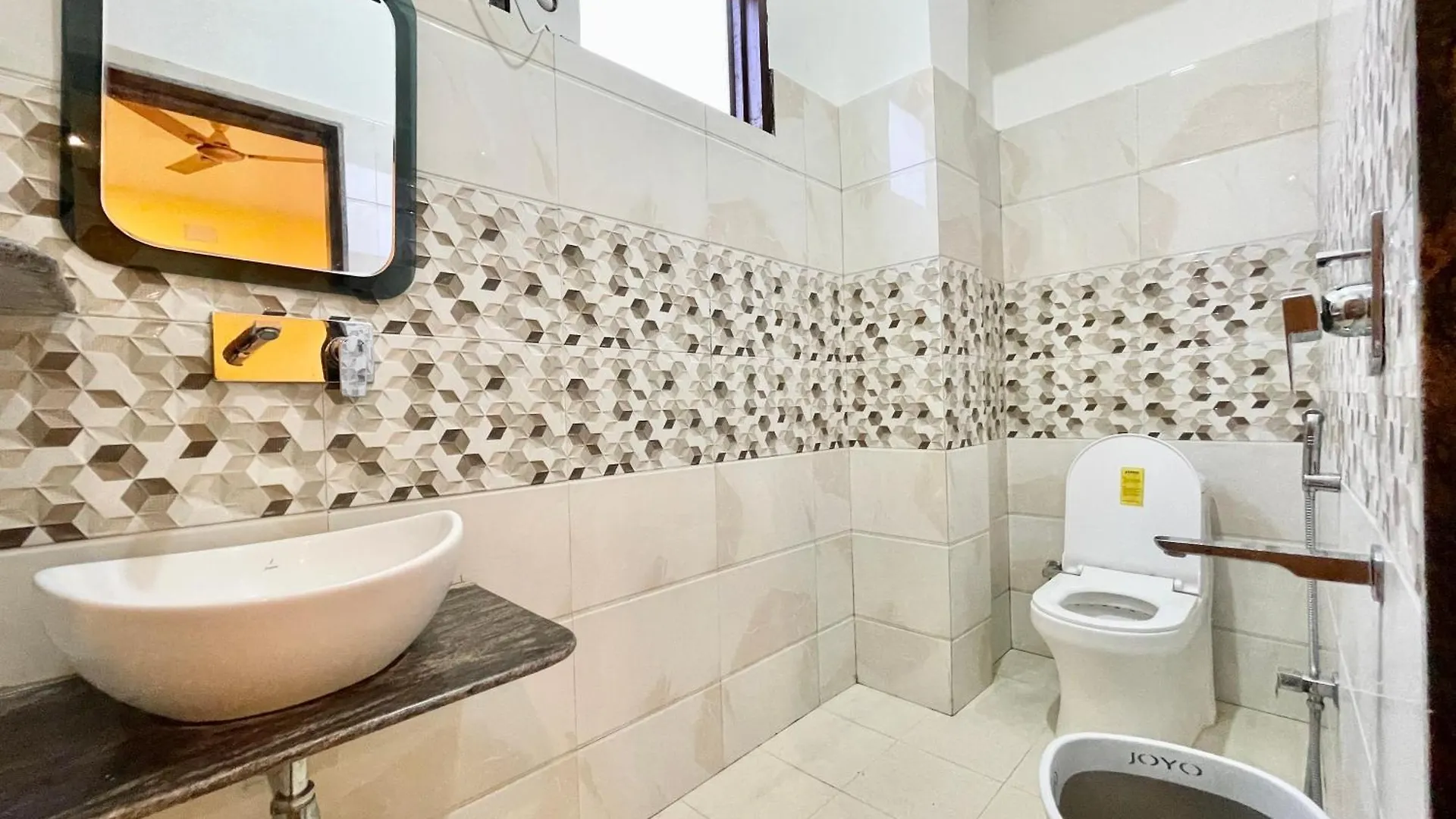 Hotel Shivam ! Varanasi होटल शिवम హోటల్ శివం ஹோட்டல் சிவம் Foreigner'S Choice ! Fully Air-Conditioned Hotel With Lift & Parking Availability, Near Kashi Vishwanath Temple, And Ganga Ghat, Best Hotel In Varanasi 2 India