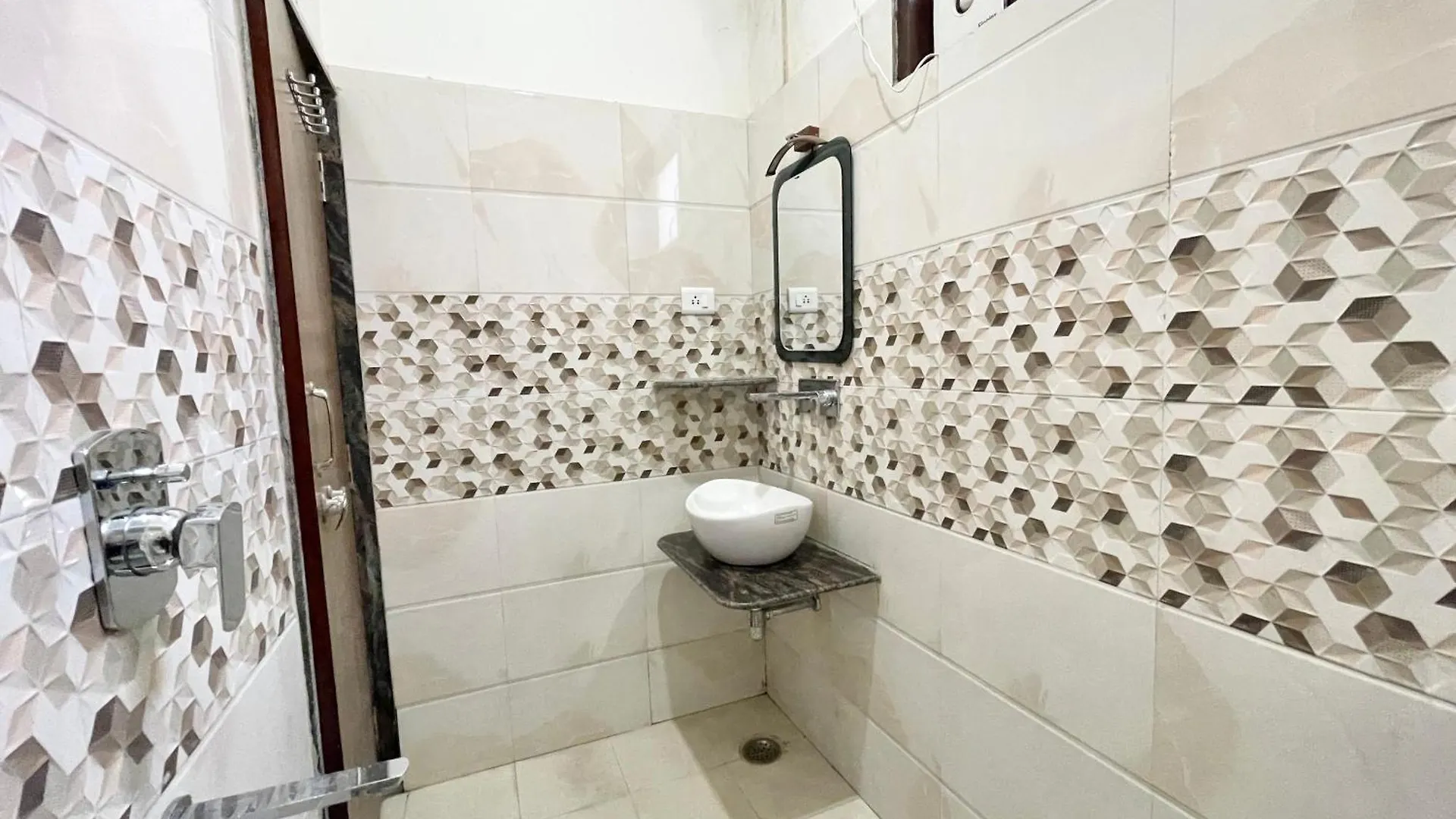 Hotel Shivam ! Varanasi होटल शिवम హోటల్ శివం ஹோட்டல் சிவம் Foreigner'S Choice ! Fully Air-Conditioned Hotel With Lift & Parking Availability, Near Kashi Vishwanath Temple, And Ganga Ghat, Best Hotel In Varanasi 2