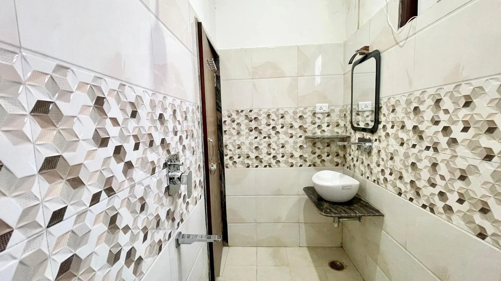 Hotel Shivam ! Varanasi होटल शिवम హోటల్ శివం ஹோட்டல் சிவம் Foreigner'S Choice ! Fully Air-Conditioned Hotel With Lift & Parking Availability, Near Kashi Vishwanath Temple, And Ganga Ghat, Best Hotel In Varanasi 2 4*,