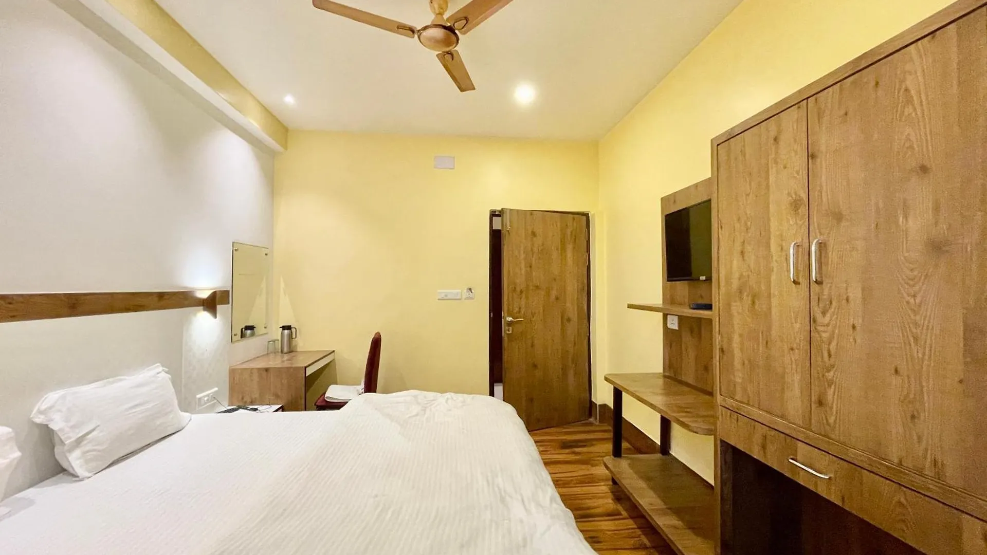 Hotel Shivam ! Varanasi होटल शिवम హోటల్ శివం ஹோட்டல் சிவம் Foreigner'S Choice ! Fully Air-Conditioned Hotel With Lift & Parking Availability, Near Kashi Vishwanath Temple, And Ganga Ghat, Best Hotel In Varanasi 2 India