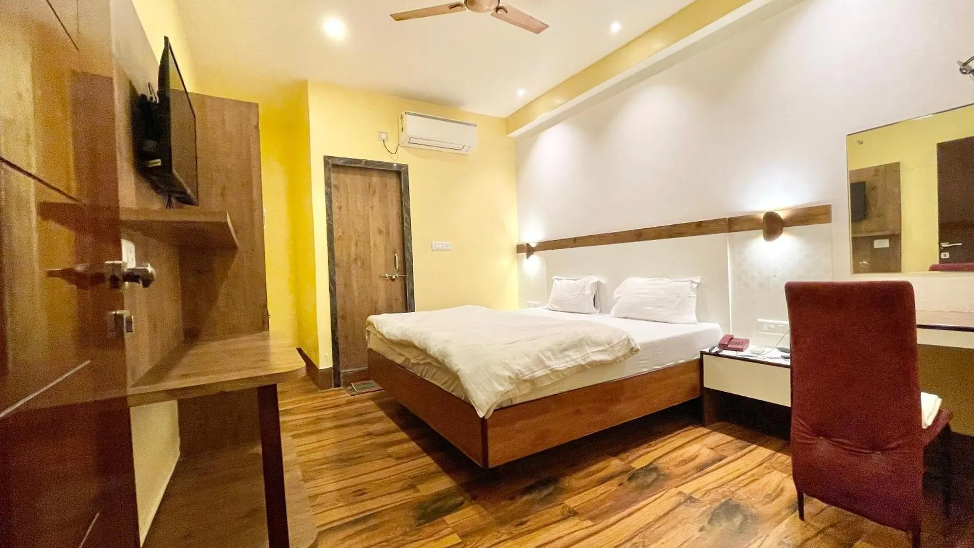 ****  Hotel Shivam ! Varanasi होटल शिवम హోటల్ శివం ஹோட்டல் சிவம் Foreigner'S Choice ! Fully Air-Conditioned Hotel With Lift & Parking Availability, Near Kashi Vishwanath Temple, And Ganga Ghat, Best Hotel In Varanasi 2 India