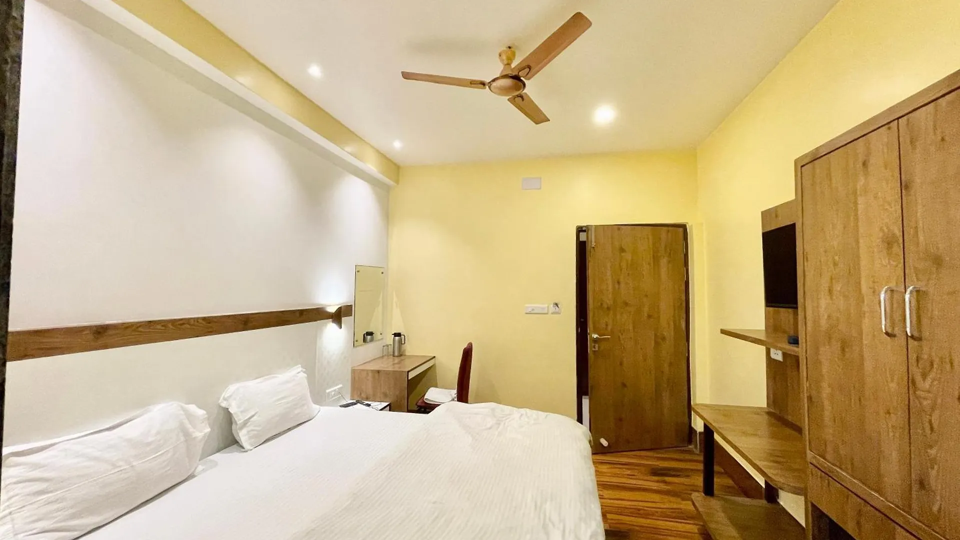 Hotel Shivam ! Varanasi होटल शिवम హోటల్ శివం ஹோட்டல் சிவம் Foreigner'S Choice ! Fully Air-Conditioned Hotel With Lift & Parking Availability, Near Kashi Vishwanath Temple, And Ganga Ghat, Best Hotel In Varanasi 2