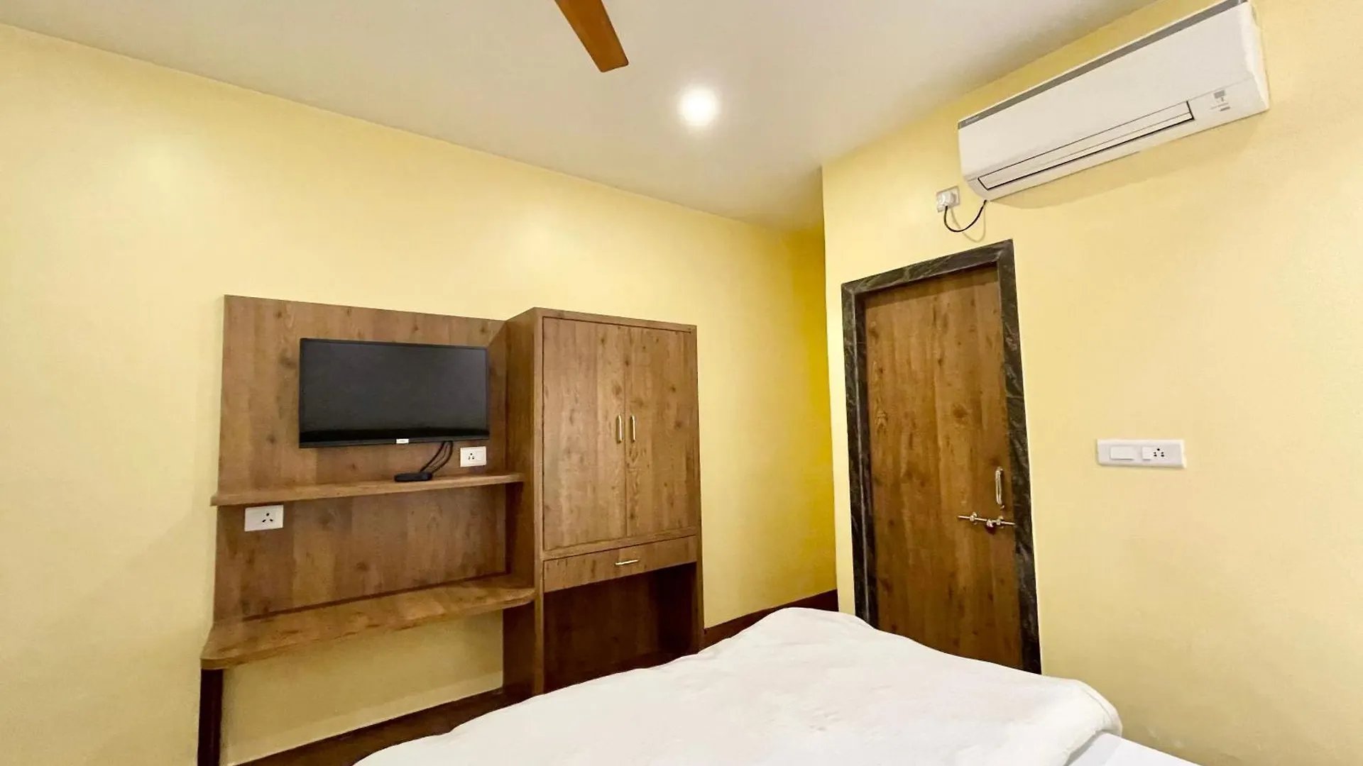 Hotel Shivam ! Varanasi होटल शिवम హోటల్ శివం ஹோட்டல் சிவம் Foreigner'S Choice ! Fully Air-Conditioned Hotel With Lift & Parking Availability, Near Kashi Vishwanath Temple, And Ganga Ghat, Best Hotel In Varanasi 2